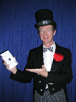 Zauberer Frederik (Martin Blundschling)